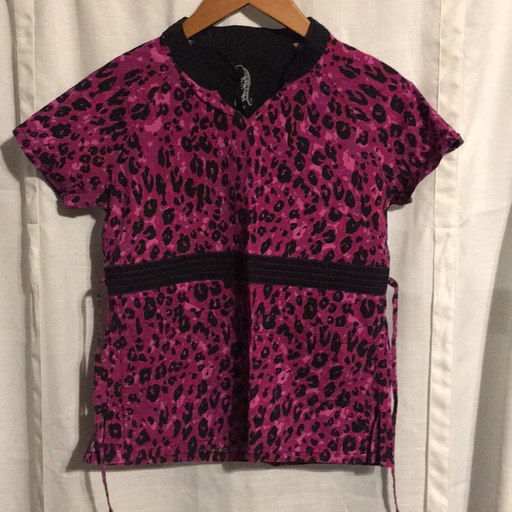 Size small scrub top ties in back pink leopard